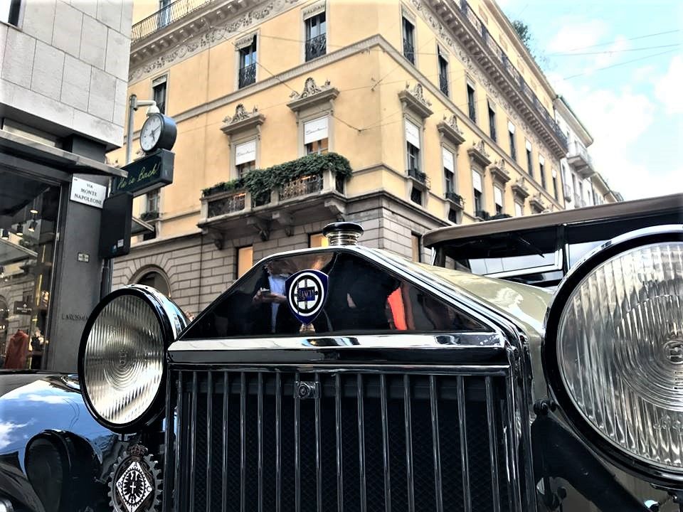 Milano: 25 auto anteguerra in Via Montenapoleone