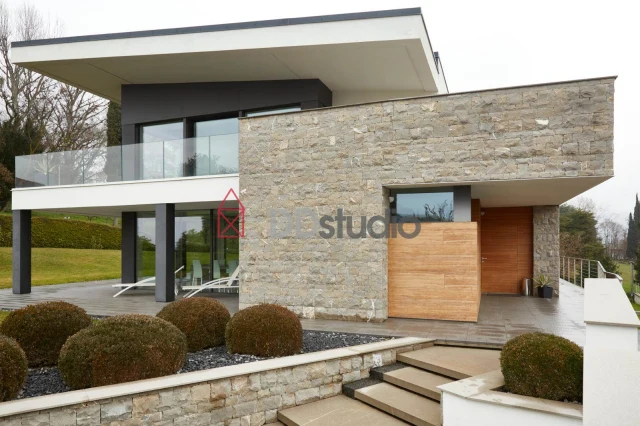 Vendesi elegante residenza contemporanea immersa nel verde alle porte di Bergamo