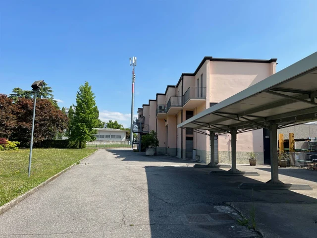Vendesi capannone industriale su due livelli con ampio spazio esterno