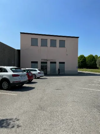 Foto 2 di 19: Vendesi capannone industriale su due livelli con ampio spazio esterno