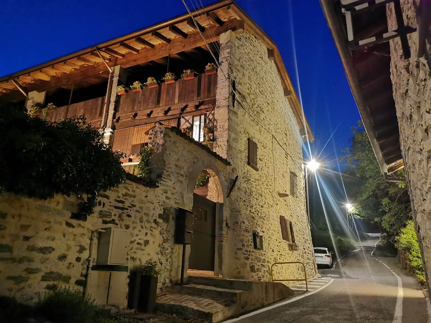 VENDESI CARATTERISTICA CASCINA NEL PARCO DEI COLLI