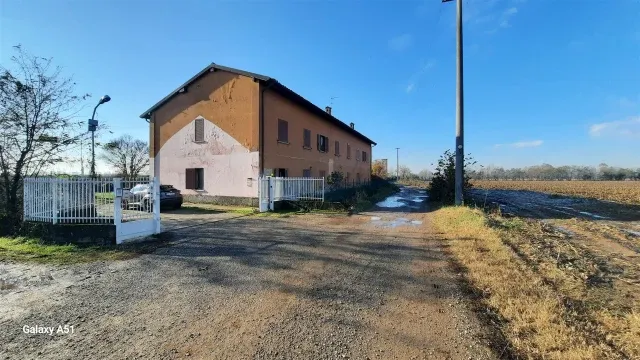 LOTTO AGRICOLO CON CASCINA E CAPANNONI ANNESSI