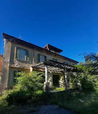 Foto 1 di 14: Affascinante proprietà di circa 800 mq con 5000 mq di giardino da ristrutturare