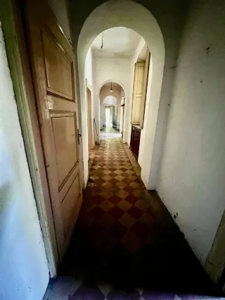 Foto 9 di 14: Affascinante proprietà di circa 800 mq con 5000 mq di giardino da ristrutturare