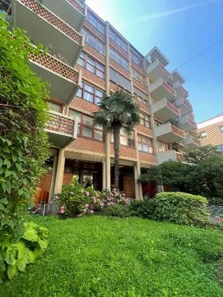 Foto 11 di 12: VENDESI AMPIO E PRESTIGIOSO UFFICIO IN VIA PARTIGIANI
