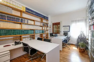 Foto 7 di 12: VENDESI AMPIO E PRESTIGIOSO UFFICIO IN VIA PARTIGIANI
