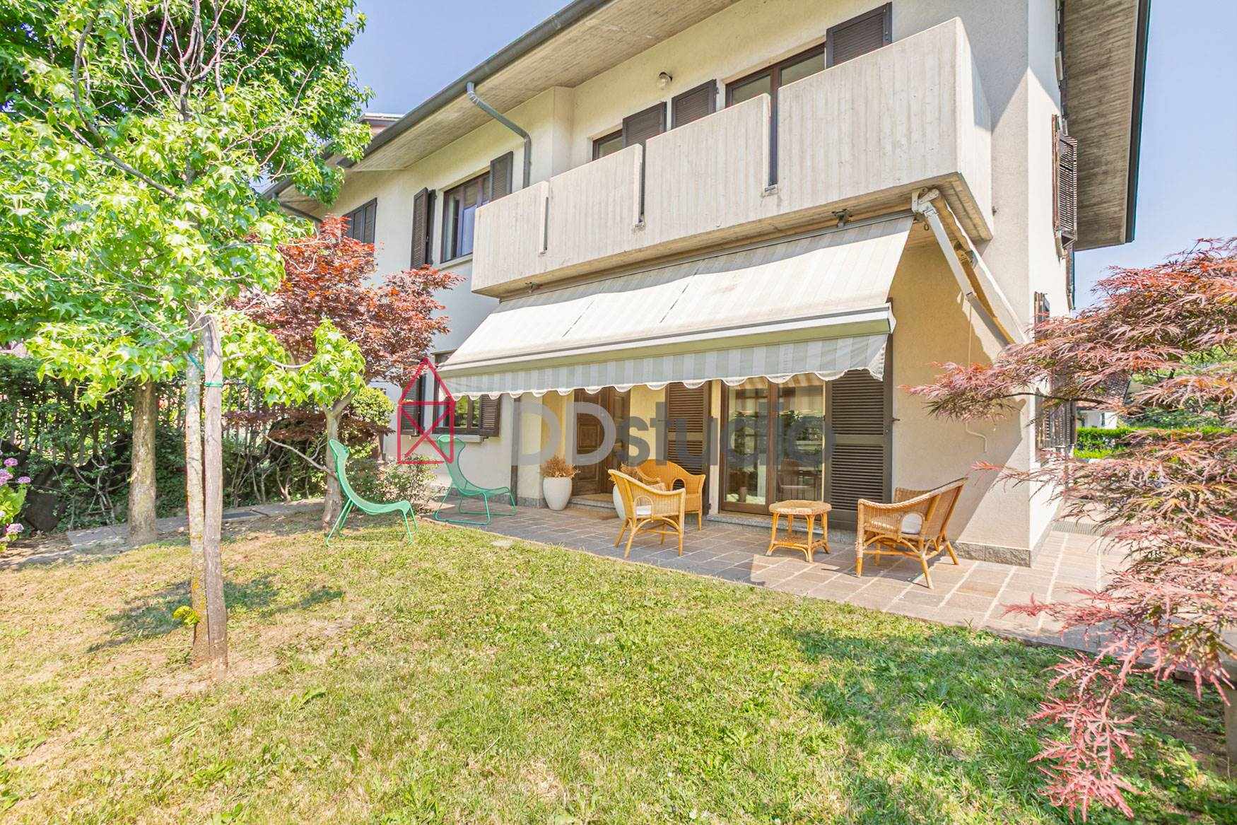 Ampia villa bifamiliare con appartamento indipendente e giardino privato a Mozzo