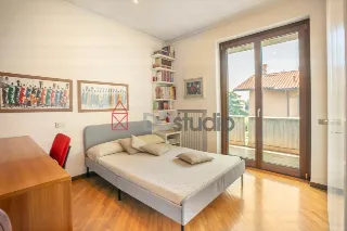 Foto 12 di 36: Ampia villa bifamiliare con appartamento indipendente e giardino privato a Mozzo