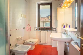 Foto 14 di 36: Ampia villa bifamiliare con appartamento indipendente e giardino privato a Mozzo