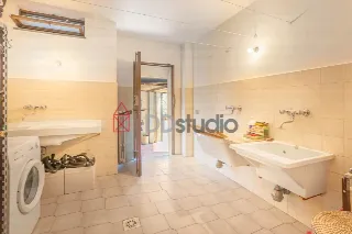 Foto 15 di 36: Ampia villa bifamiliare con appartamento indipendente e giardino privato a Mozzo
