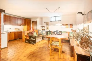 Foto 17 di 36: Ampia villa bifamiliare con appartamento indipendente e giardino privato a Mozzo
