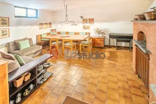 Foto 18 di 36: Ampia villa bifamiliare con appartamento indipendente e giardino privato a Mozzo