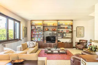 Foto 20 di 36: Ampia villa bifamiliare con appartamento indipendente e giardino privato a Mozzo