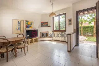 Foto 26 di 36: Ampia villa bifamiliare con appartamento indipendente e giardino privato a Mozzo