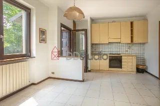 Foto 27 di 36: Ampia villa bifamiliare con appartamento indipendente e giardino privato a Mozzo