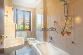 Foto 28 di 36: Ampia villa bifamiliare con appartamento indipendente e giardino privato a Mozzo
