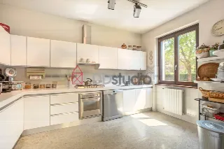 Foto 2 di 36: Ampia villa bifamiliare con appartamento indipendente e giardino privato a Mozzo