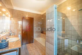 Foto 7 di 36: Ampia villa bifamiliare con appartamento indipendente e giardino privato a Mozzo