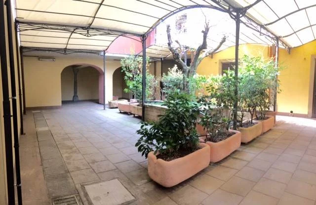 VENDESI SPAZIO COMMERCIALE IN BORGO STORICO A BERGAMO