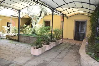 Foto 1 di 11: Vendesi ampio spazio residenziale/commerciale da ristrutturare. Ottimo investimento.