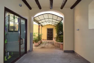 Foto 2 di 11: Vendesi ampio spazio residenziale/commerciale da ristrutturare. Ottimo investimento.