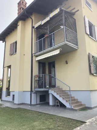 Foto 1 di 11: Vendesi villa bifamiliare indipendente con giardino in Stezzano.