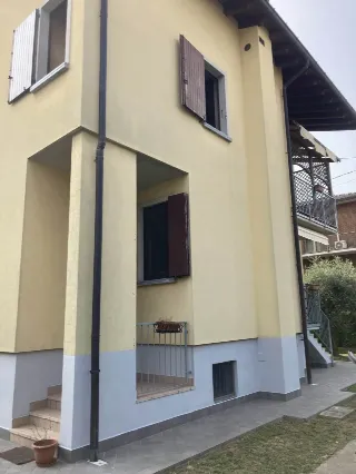 Foto 2 di 11: Vendesi villa bifamiliare indipendente con giardino in Stezzano.