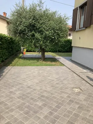 Foto 7 di 11: Vendesi villa bifamiliare indipendente con giardino in Stezzano.