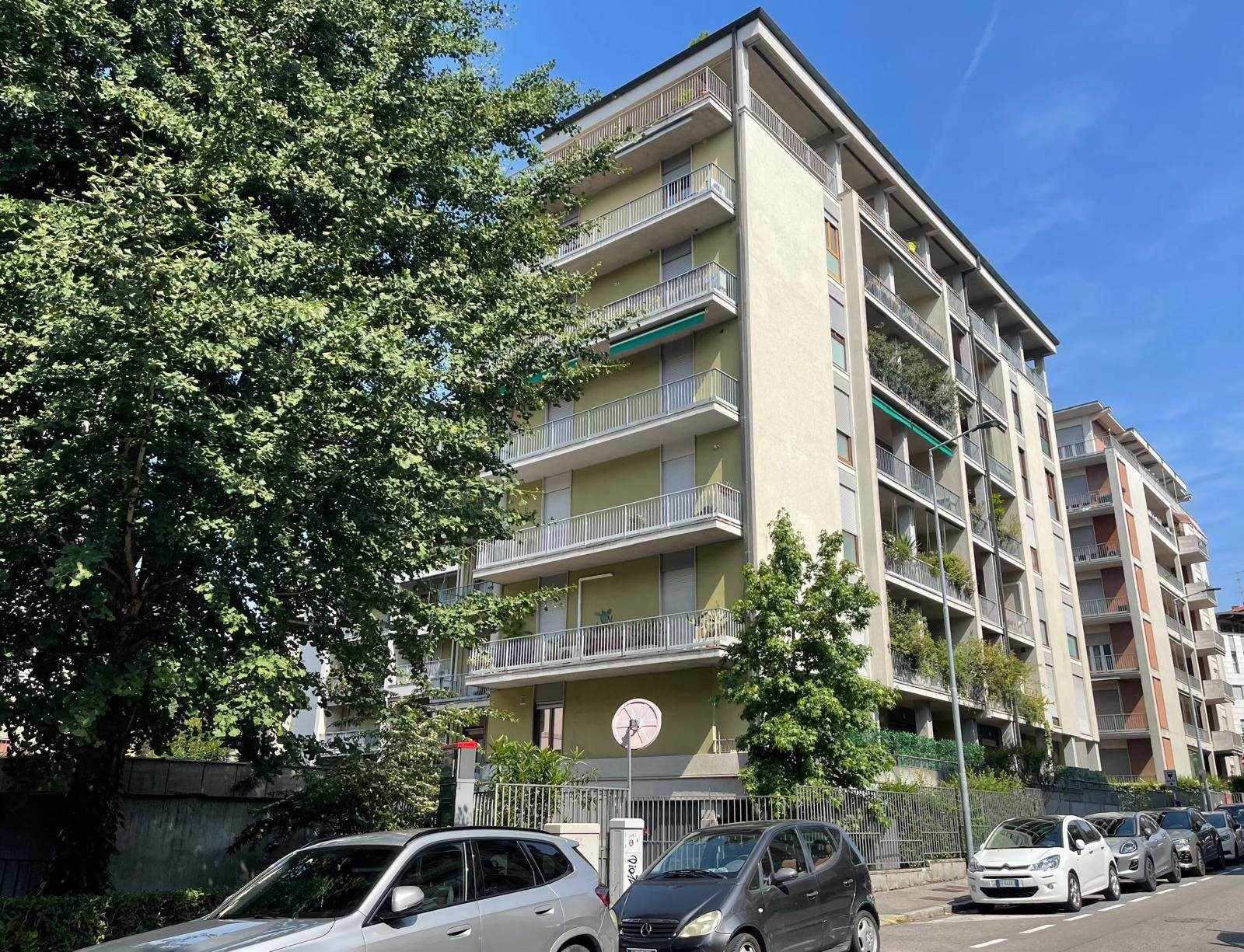 Bergamo, Via IV Novembre – Ampio appartamento signorile con terrazze.