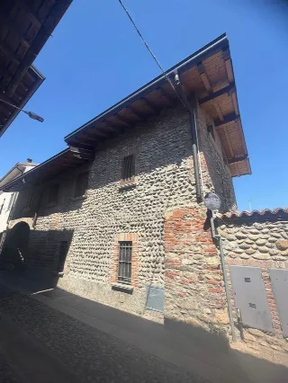 Foto 19 di 25: VENDESI TRILOCALE RISTRUTTURATO CON BALLATOIO IN BORGO STORICO A TREVIOLO