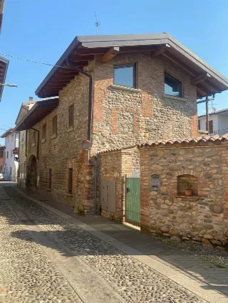 Foto 1 di 25: VENDESI TRILOCALE RISTRUTTURATO CON BALLATOIO IN BORGO STORICO A TREVIOLO