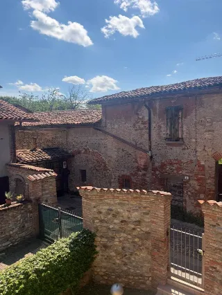 Foto 20 di 25: VENDESI TRILOCALE RISTRUTTURATO CON BALLATOIO IN BORGO STORICO A TREVIOLO