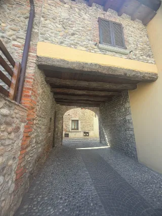Foto 21 di 25: VENDESI TRILOCALE RISTRUTTURATO CON BALLATOIO IN BORGO STORICO A TREVIOLO
