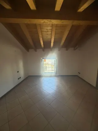 Foto 6 di 25: VENDESI TRILOCALE RISTRUTTURATO CON BALLATOIO IN BORGO STORICO A TREVIOLO
