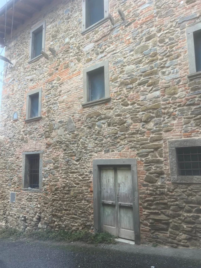 VENDESI RUSTICO DA RISTRUTTURARE - GROMLONGO (PALAZZAGO)