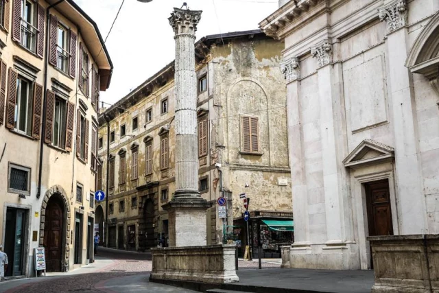 Vendesi attività commerciale ben avviata in zona pedonale con canna fumaria.