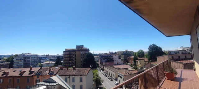Vendesi quadrilocale Via Borgo Santa Caterina, quinto piano