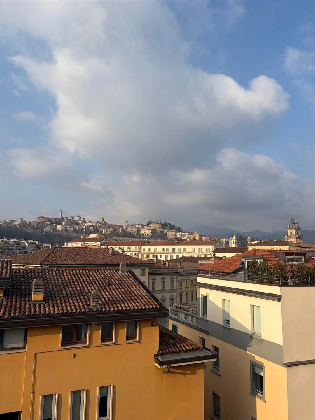 Vendesi ampia soluzione con vista su Città Alta, ideale per trasformazione in abitazione