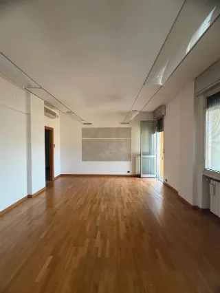 Foto 2 di 21: Vendesi ampia soluzione con vista su Città Alta, ideale per trasformazione in abitazione