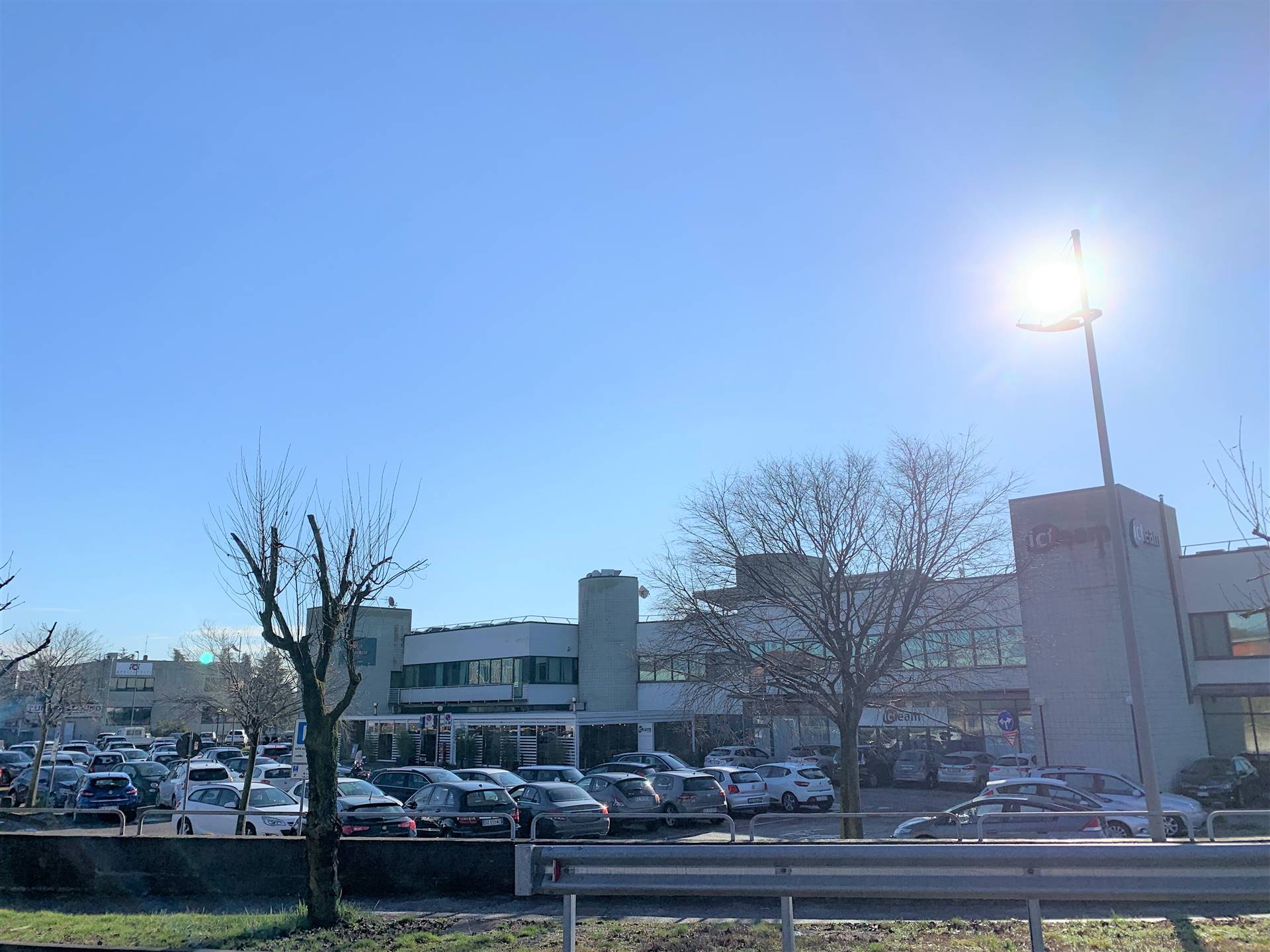 Vendesi stabile con magazzino , uffici e spazio commerciale