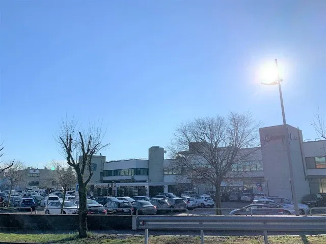 Vendesi stabile con magazzino , uffici e spazio commerciale