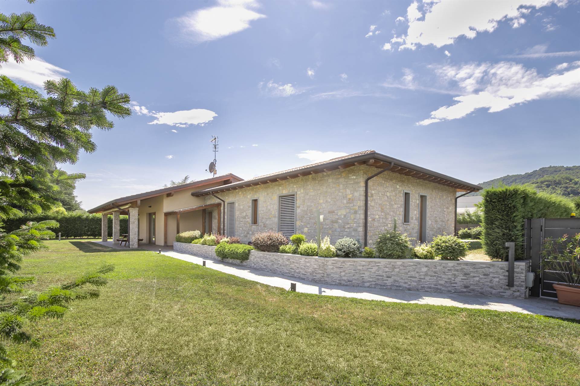 Esclusiva Villa singola con ampio giardino