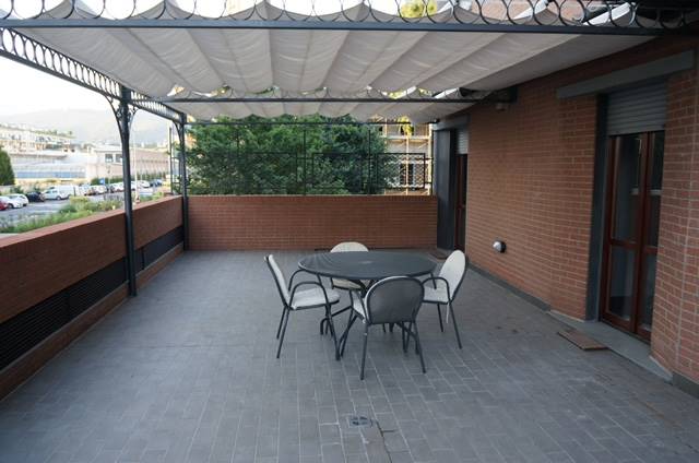 Ampio trilocale arredato con terrazzo vivibile e box