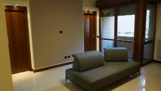 Foto 4 di 24: Ampio trilocale arredato con terrazzo vivibile e box