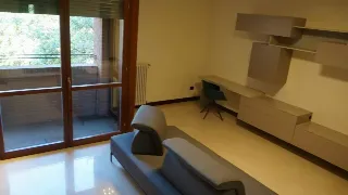 Foto 8 di 24: Ampio trilocale arredato con terrazzo vivibile e box