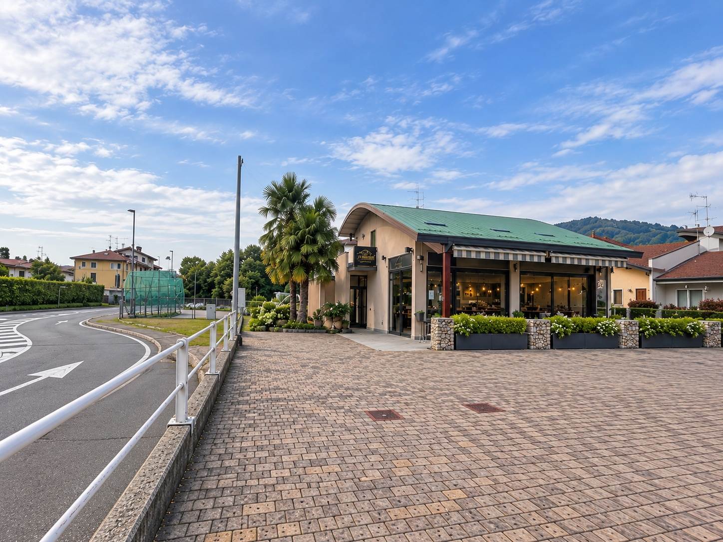 Cedesi attività di Bar caffetteria con dehor e parcheggio privato