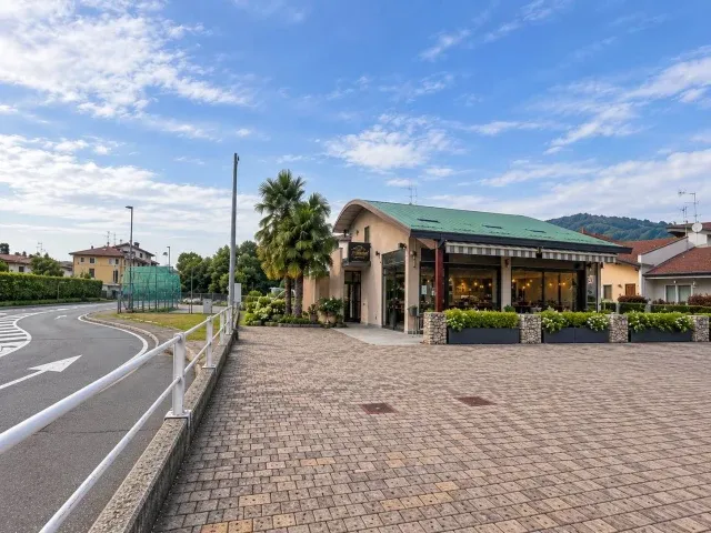 Cedesi attività di Bar caffetteria con dehor e parcheggio privato