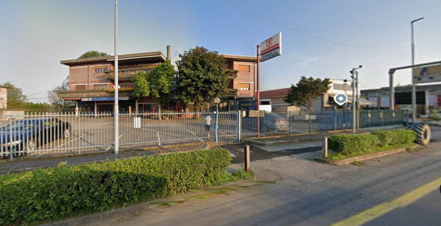 LALLIO – INTERA PALAZZINA CIELO-TERRA CON AMPI SPAZI COMMERCIALI E RESIDENZIALI – INTERESSANTE OPPORTUNITÀ DI INVESTIMENTO